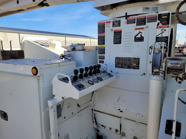 2009-international-harvester-sx525-truck-digger-derrick-truck-image-5