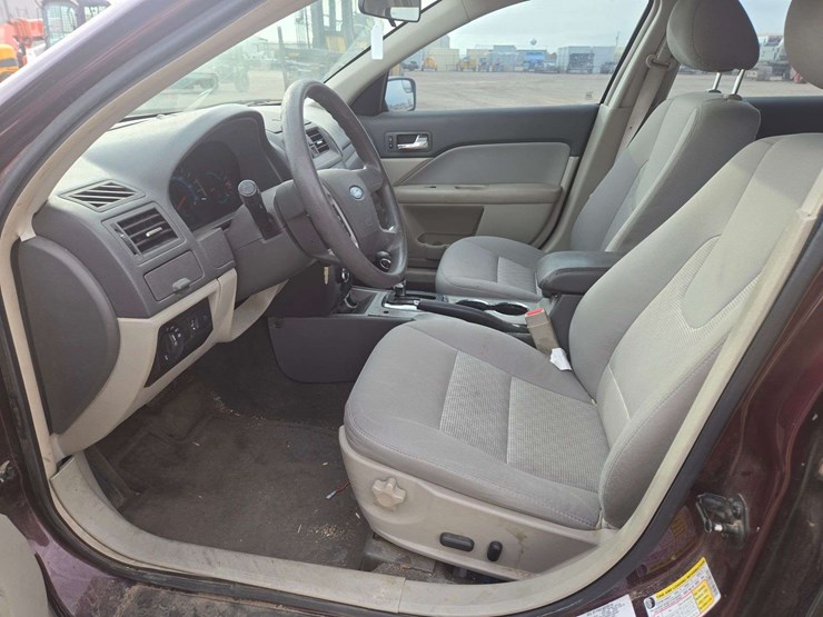 2011-ford-fusion-sedan-image-12