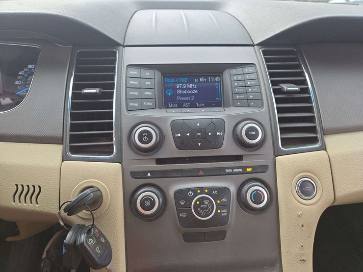 2013-ford-taurus-se-sedan-4d-image-14