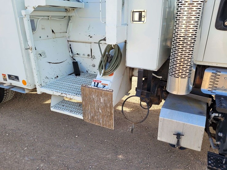 2009-international-harvester-sx525-truck-digger-derrick-truck-image-4