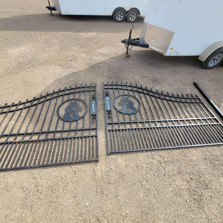 Horse Head Design Entrance Gate