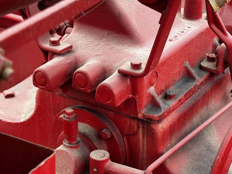 farmall-f-20-narrow-front-on-rubber-image-11