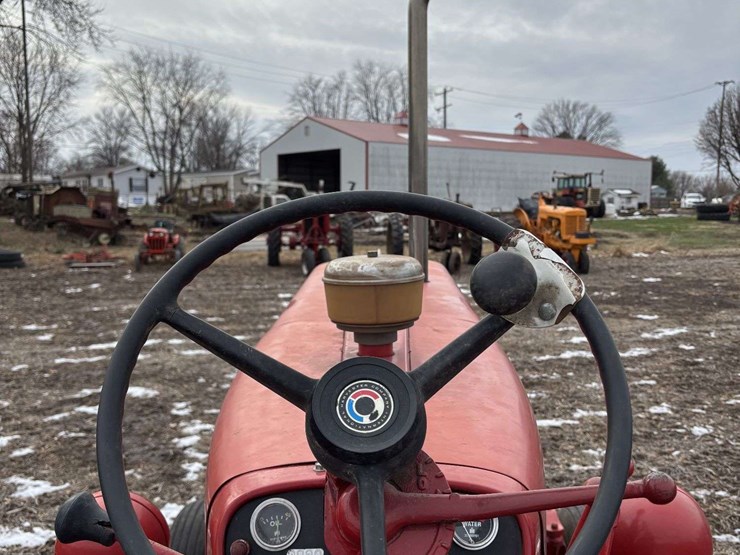 farmall-560-wide-front-(puller?)-image-55