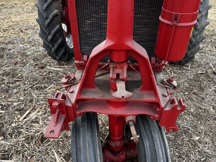 farmall-f-20-narrow-front-on-rubber-image-60