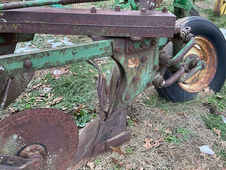 john-deere-pull-tye-4-bottom-plow-on-rubber-image-33