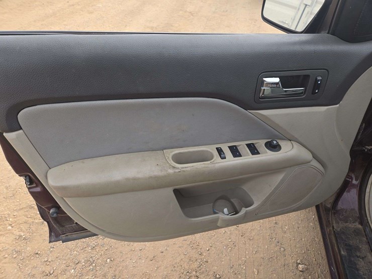 2011-ford-fusion-sedan-image-11