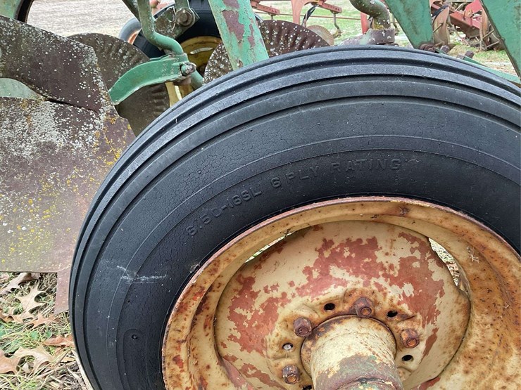 john-deere-pull-tye-4-bottom-plow-on-rubber-image-7