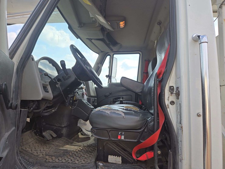 2009-international-7300-image-23