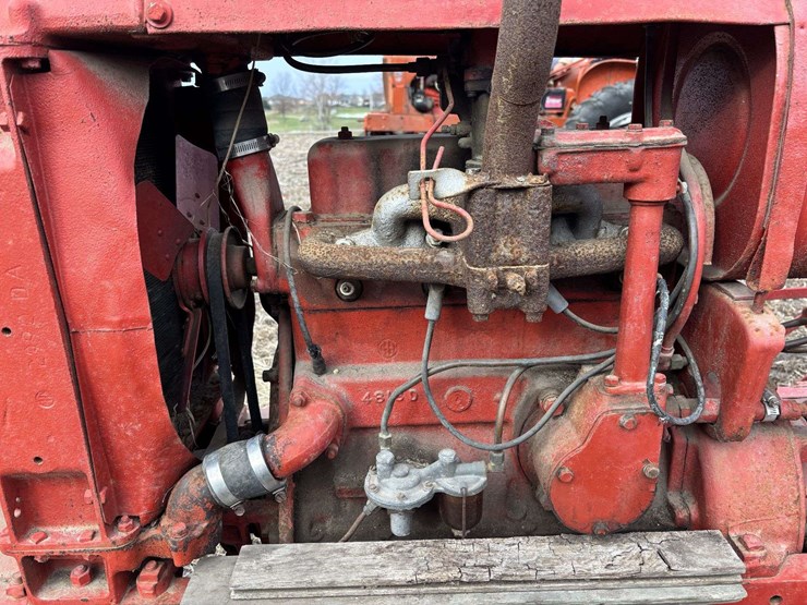 farmall-f-12-single-front-on-rubber-with-cast-steel-rim-and-rear-steel-image-50