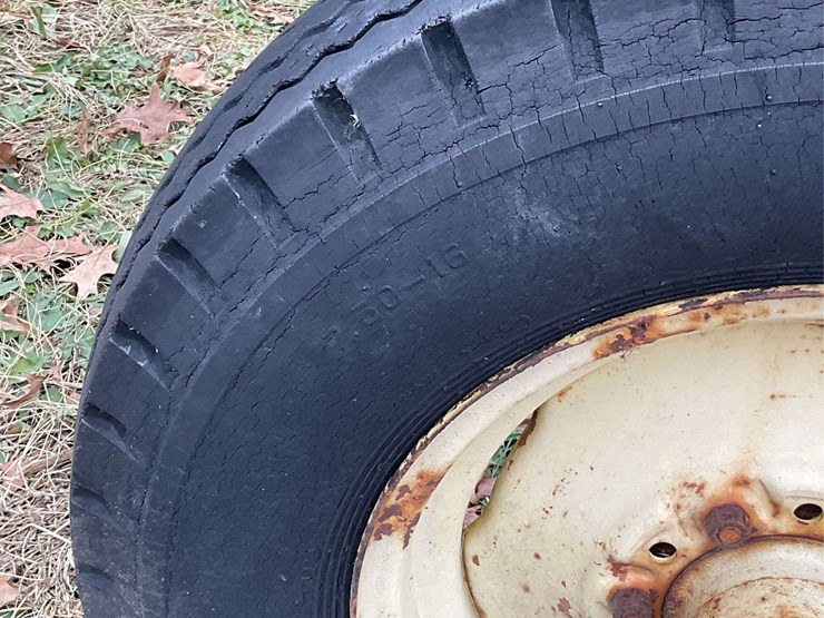 john-deere-pull-tye-4-bottom-plow-on-rubber-image-10