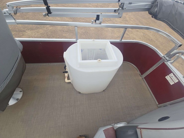 2017-lowe-ss210-pontoon-boat-image-17