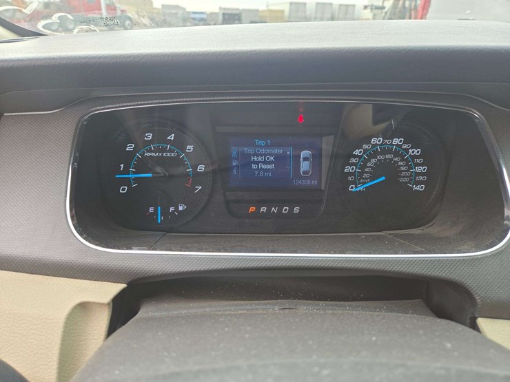 2014-ford-taurus-se-sedan-4d-image-16