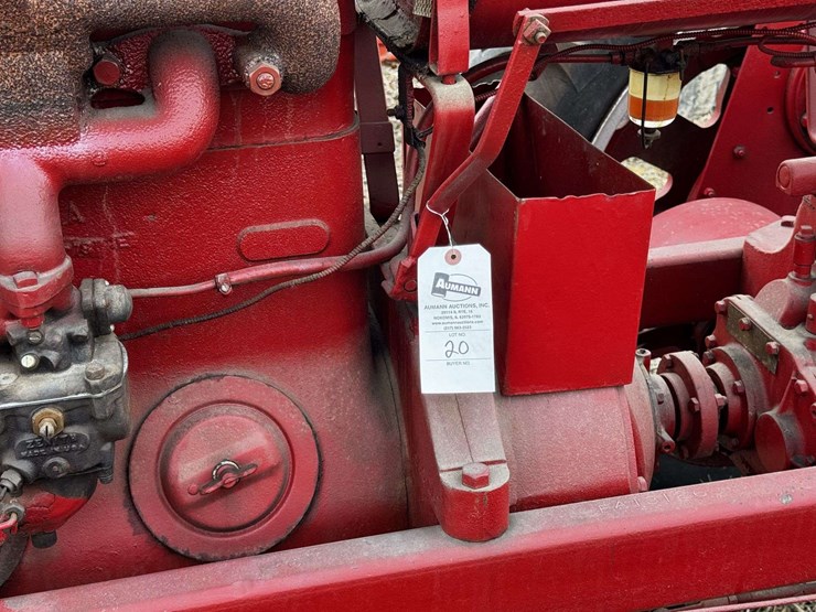 farmall-f-20-narrow-front-on-rubber-image-35