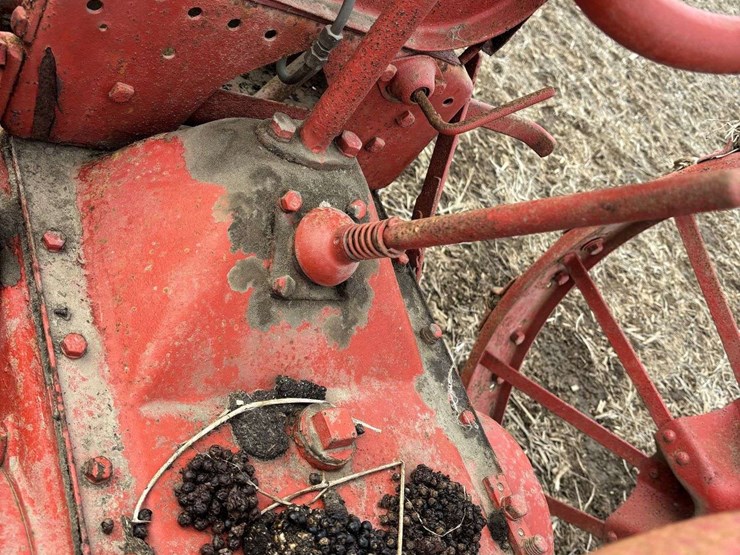 farmall-f-12-single-front-on-rubber-with-cast-steel-rim-and-rear-steel-image-17