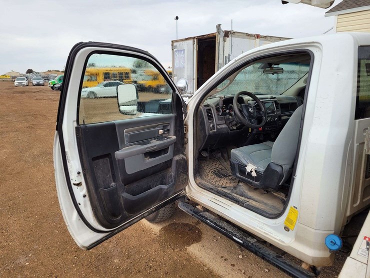 2014-ram-5500-chassis-regular-cab-2d-bucket-truck-image-9
