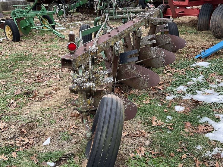 john-deere-pull-tye-4-bottom-plow-on-rubber-image-2