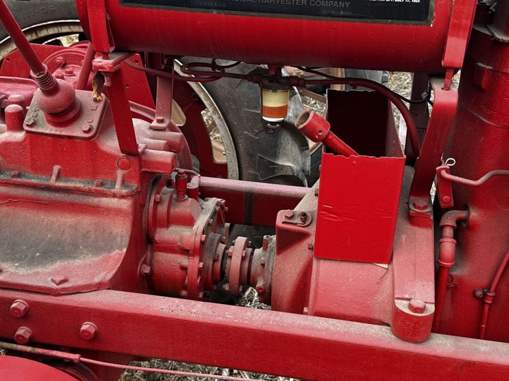 farmall-f-20-narrow-front-on-rubber-image-55