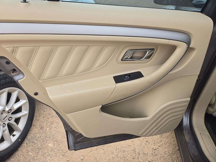 2014-ford-taurus-se-sedan-4d-image-9