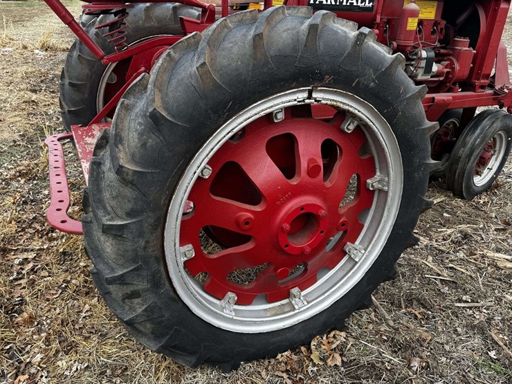 farmall-f-20-narrow-front-on-rubber-image-62