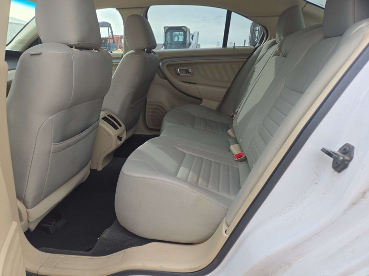 2013-ford-taurus-se-sedan-4d-image-10