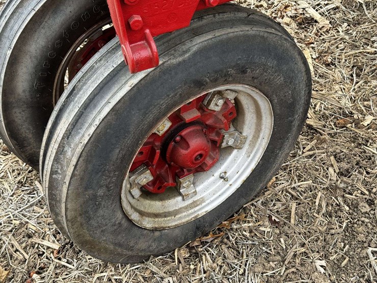 farmall-f-20-narrow-front-on-rubber-image-41