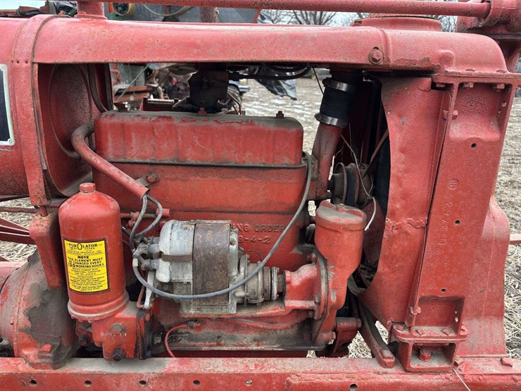 farmall-f-12-single-front-on-rubber-with-cast-steel-rim-and-rear-steel-image-46