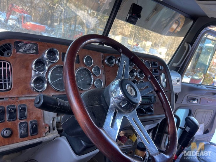 2007-peterbilt-379-tri-axle-dump-truck-image-23