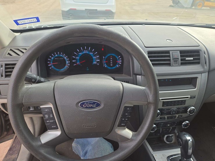 2011-ford-fusion-sedan-image-13