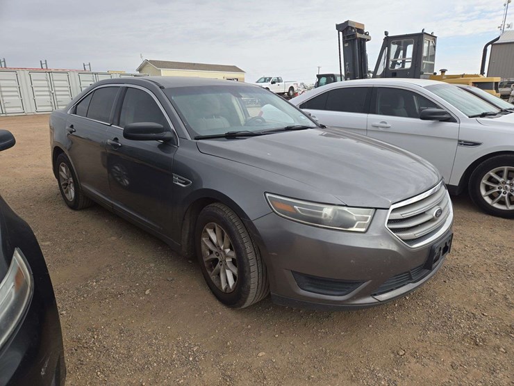 2014-ford-taurus-se-sedan-4d-image-2