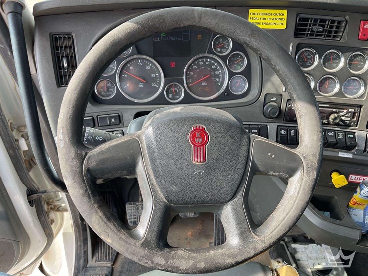 2015-kenworth-t880-image-17