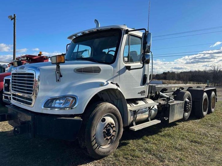 2006-freightliner-business-class-m2-106-image-1