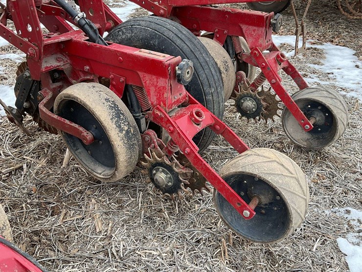 case-ih-cyclo-air-6-row-planter-image-35