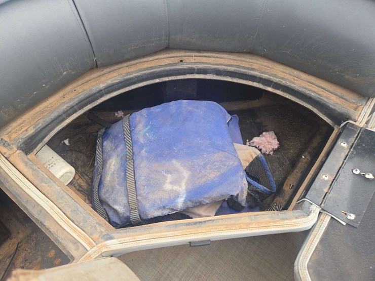 2017-lowe-ss210-pontoon-boat-image-28