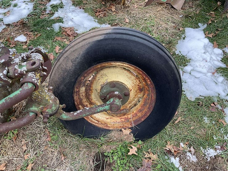 john-deere-pull-tye-4-bottom-plow-on-rubber-image-11