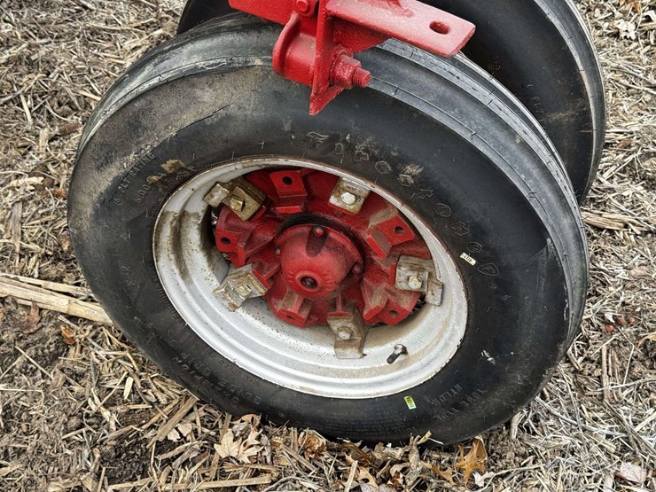 farmall-f-20-narrow-front-on-rubber-image-40