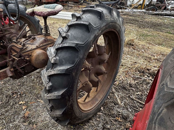 farmall-f-12-narrow-front-on-rubber-image-35