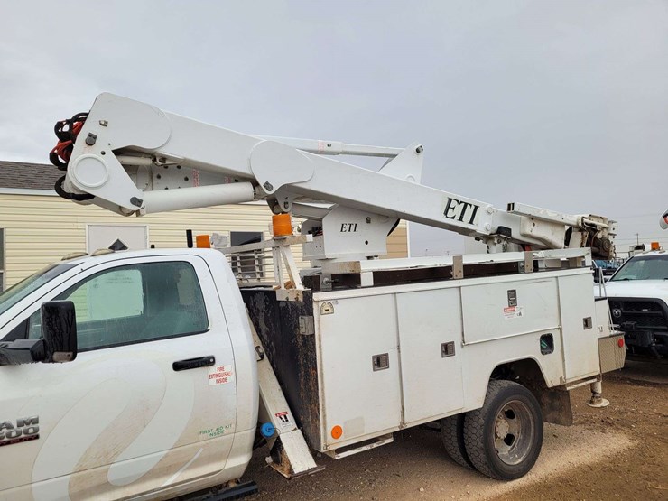 2014-ram-5500-chassis-regular-cab-2d-bucket-truck-image-8