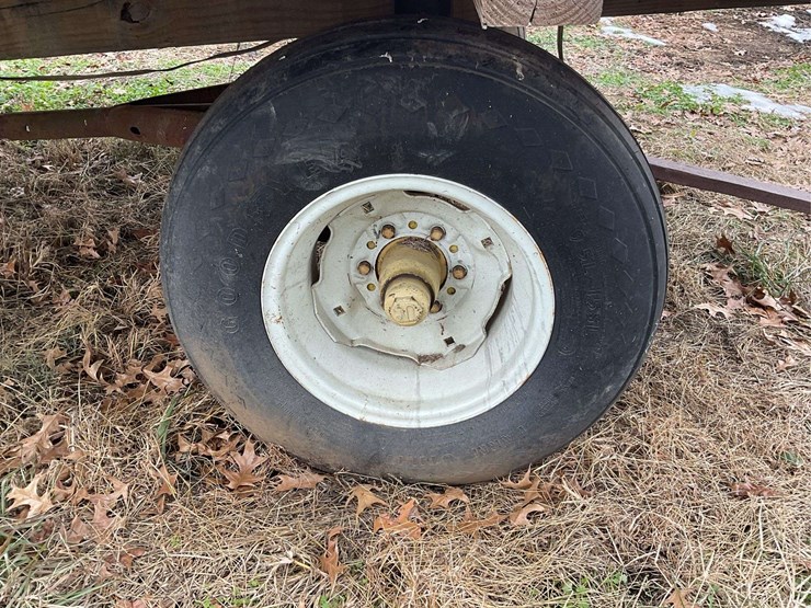 hay-wagon-w/-john-deere-running-gear-image-16