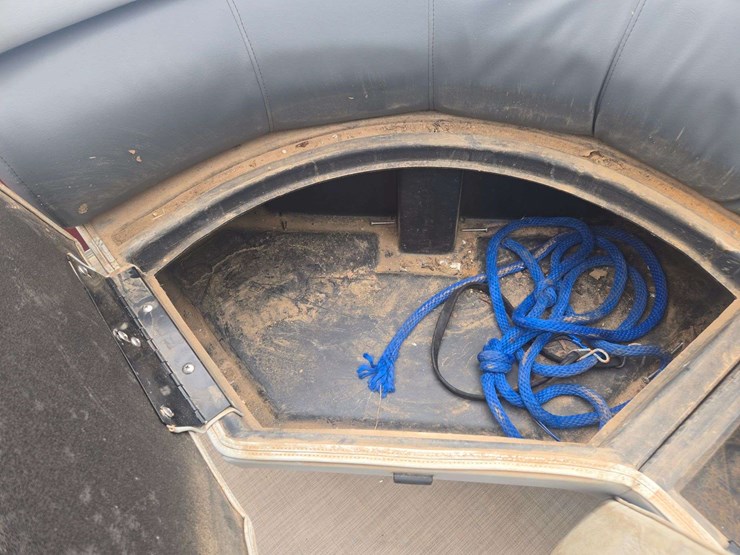 2017-lowe-ss210-pontoon-boat-image-31