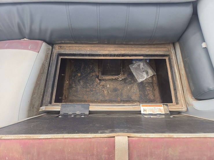 2017-lowe-ss210-pontoon-boat-image-30