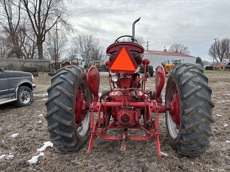 farmall-560-wide-front-(puller?)-image-4