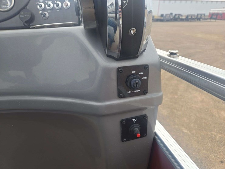 2017-lowe-ss210-pontoon-boat-image-23