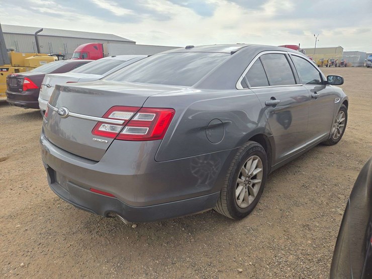 2014-ford-taurus-se-sedan-4d-image-3