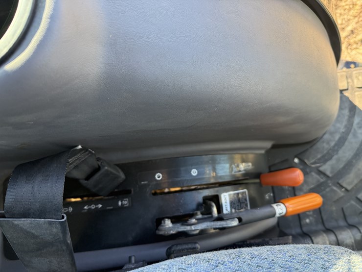 2008-new-holland-t2420-image-7