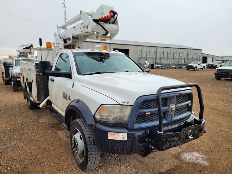 2014-ram-5500-chassis-regular-cab-2d-bucket-truck-image-2