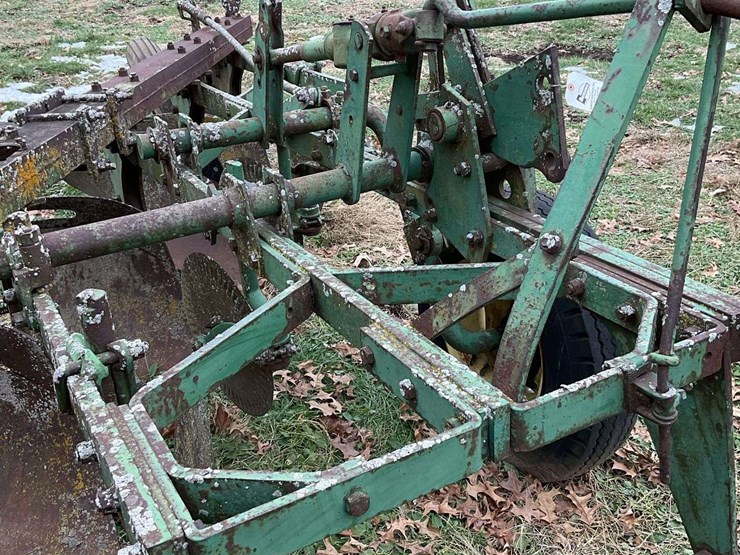 john-deere-pull-tye-4-bottom-plow-on-rubber-image-19