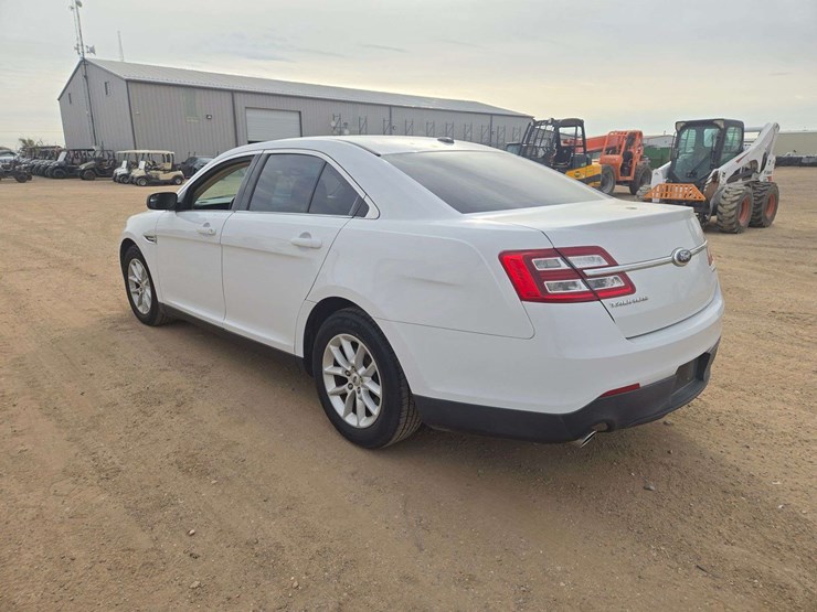 2013-ford-taurus-se-sedan-4d-image-4