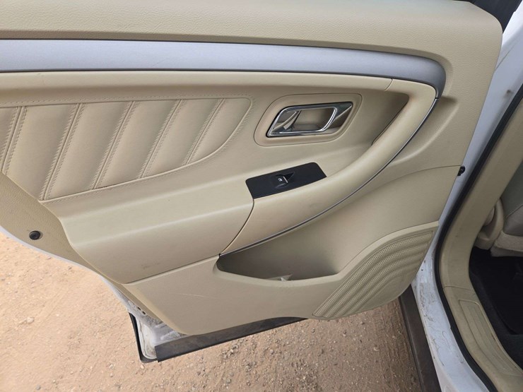 2013-ford-taurus-se-sedan-4d-image-9