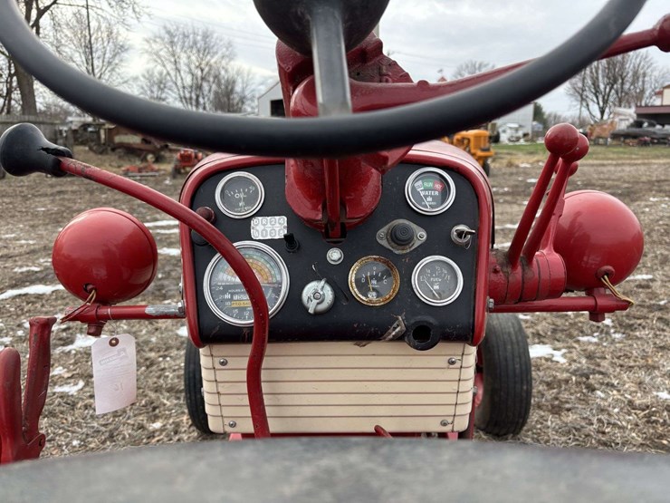 farmall-560-wide-front-(puller?)-image-57