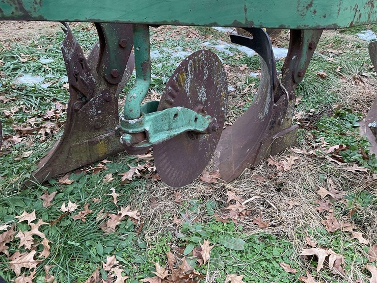 john-deere-pull-tye-4-bottom-plow-on-rubber-image-30